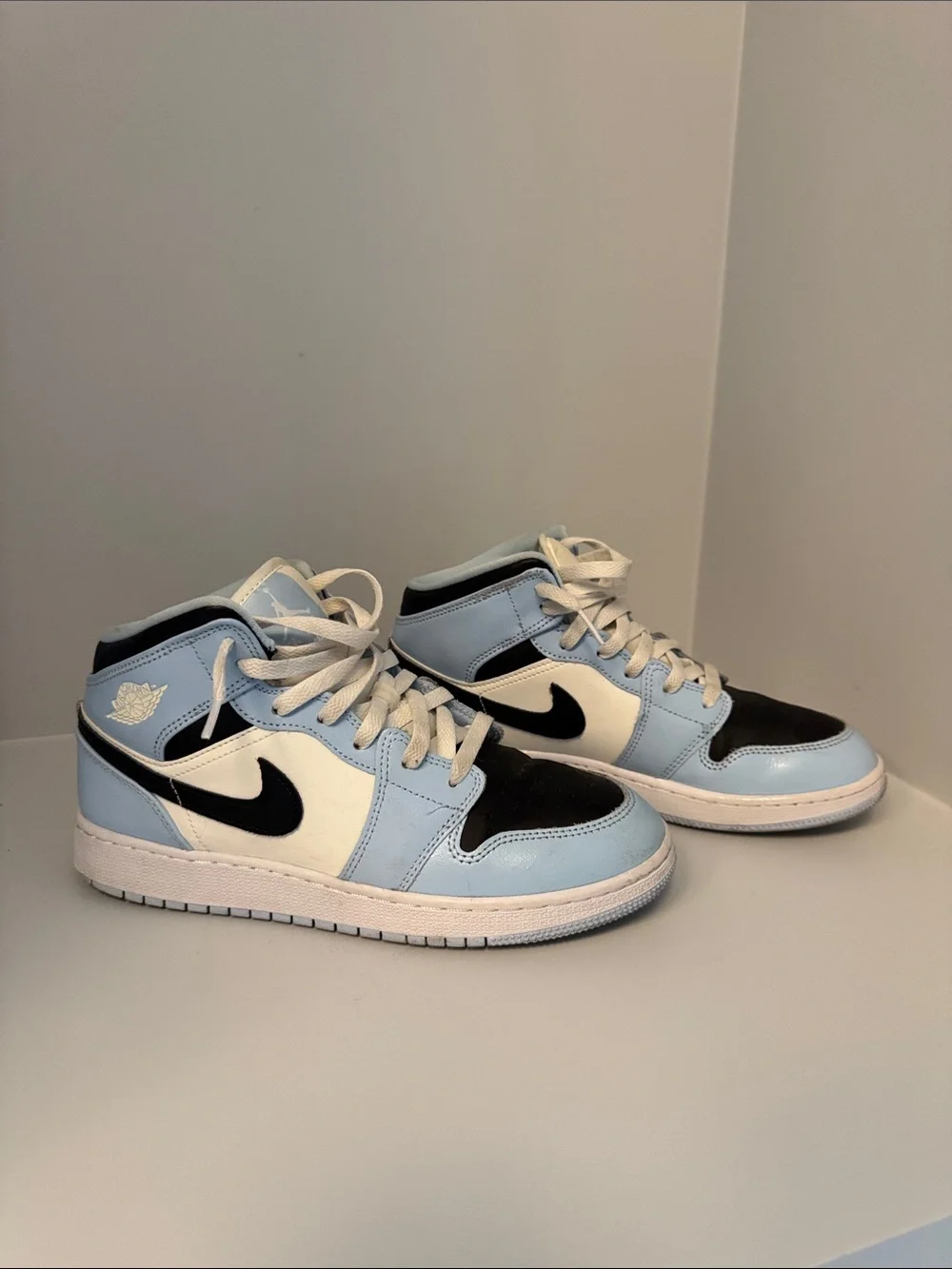 Youth Size 7 Unisex Nike Air Jordan 1 Mid Light Blue, Black & White 🩵VGUC!🖤
